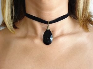 Why do Girls wear Chokers? Here are the 10 Psychological Reasons Behind it