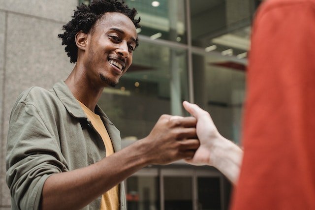 How To Dap Someone Up 3 Proper Ways Of Dapping Up